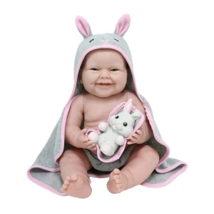 Muñeca con toalla con capucha y conejo de mascota